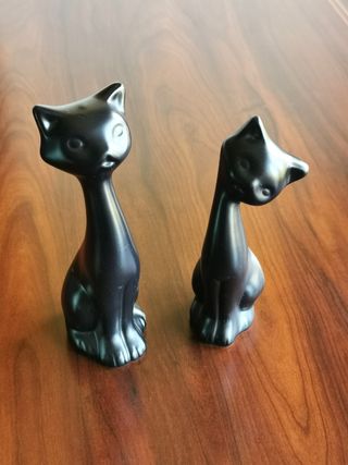 Gatti in ceramica.