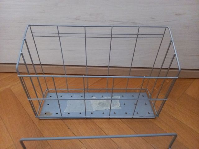 Cesta metálica y colgador