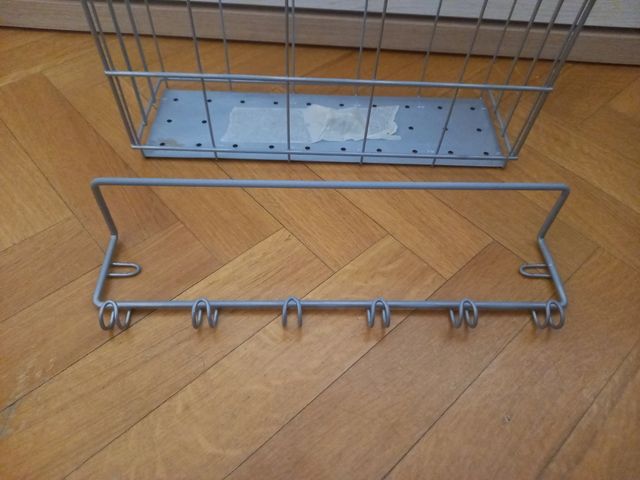 Cesta metálica y colgador