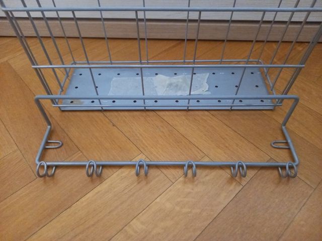 Cesta metálica y colgador