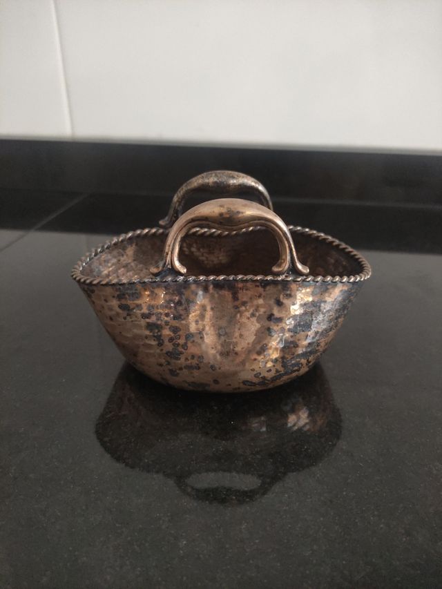 Cesta decorativa bañada en plata
