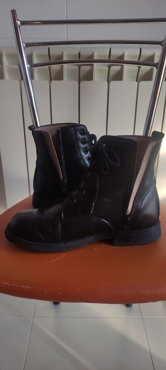 Botas de piel Junior.