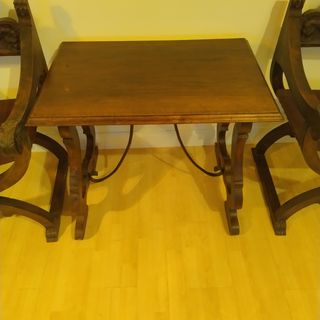 Mesa y dos butacas madera