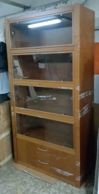 Mueble estantería con vitrinas