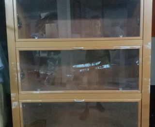 Mueble estantería con vitrinas