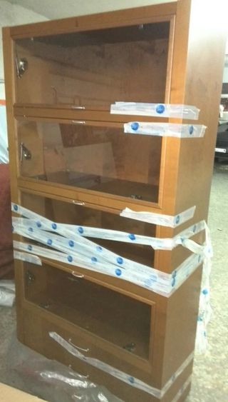 Mueble estantería con vitrinas