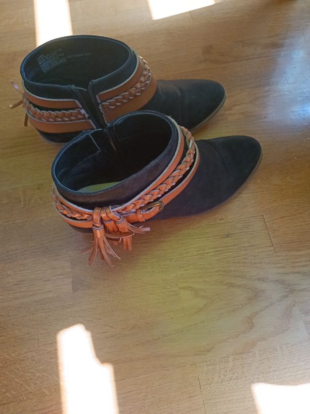 Botines negros con detalles en marrón