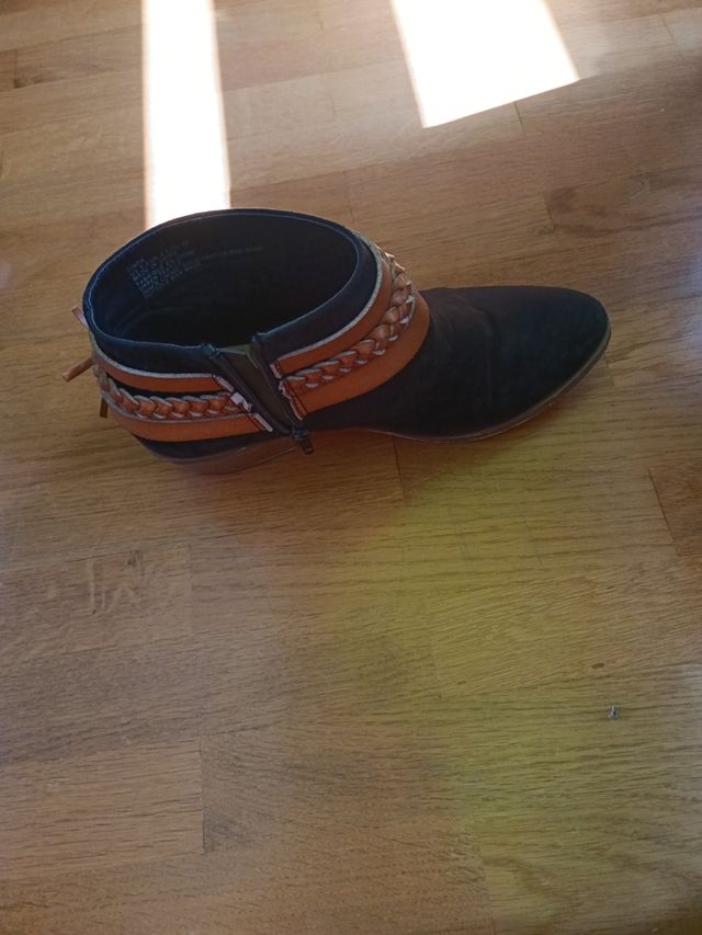 Botines negros con detalles en marrón