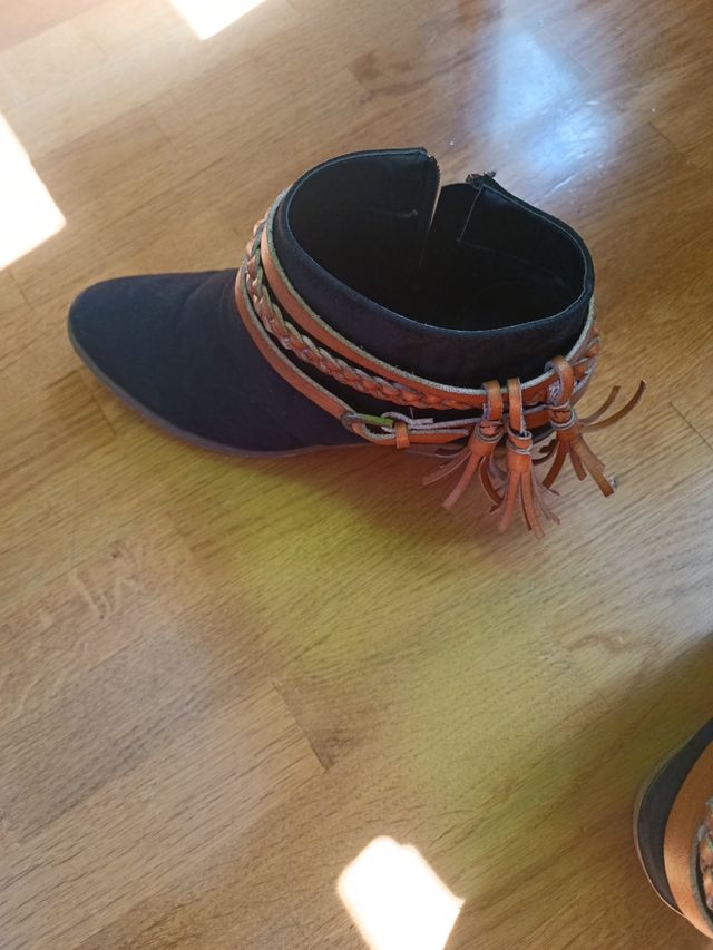 Botines negros con detalles en marrón