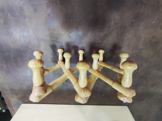 Percha extensible madera.