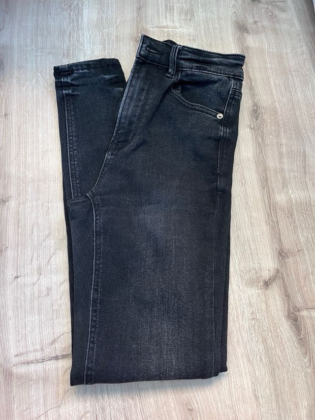 Pantalón negro Stradivarius