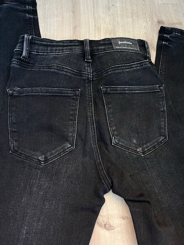 Pantalón negro Stradivarius