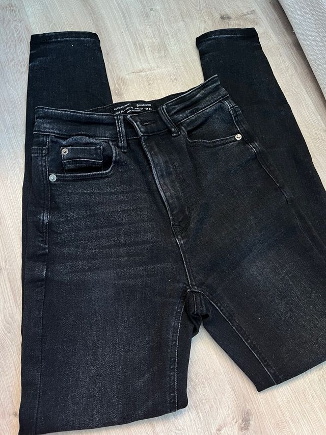 Pantalón negro Stradivarius