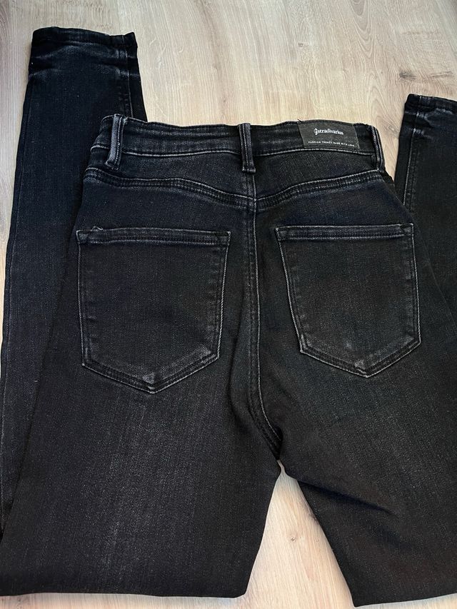 Pantalón negro Stradivarius