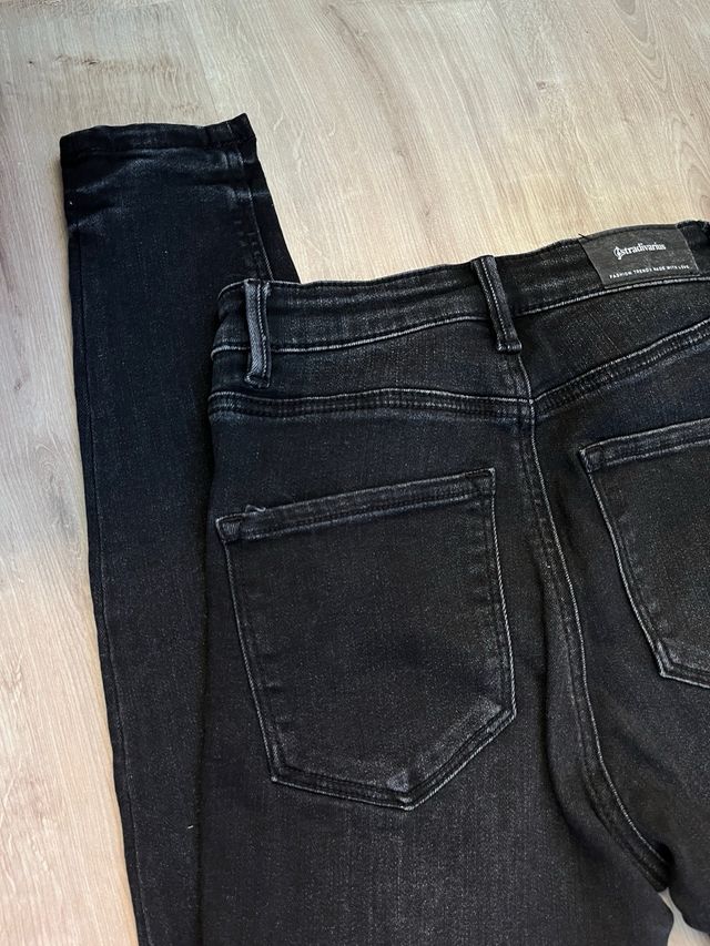 Pantalón negro Stradivarius