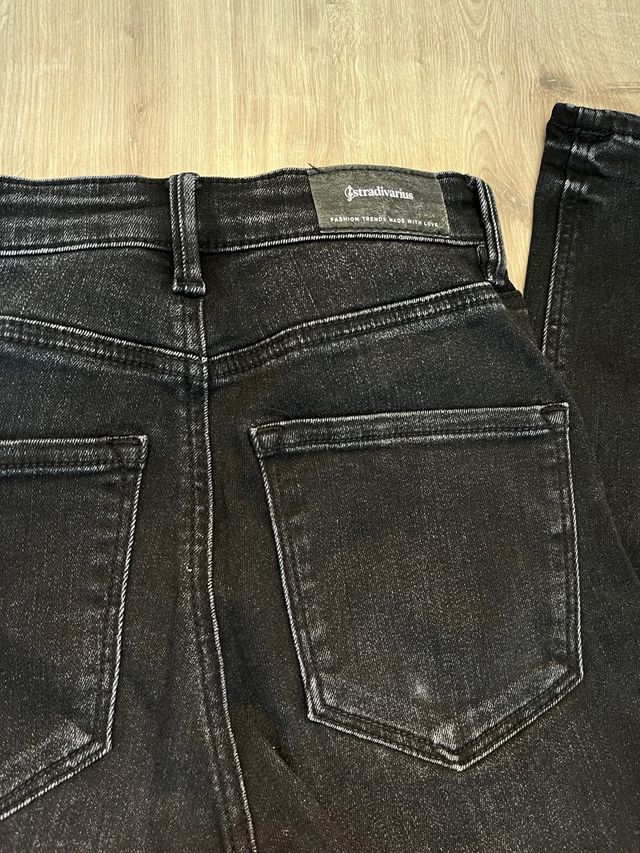 Pantalón negro Stradivarius