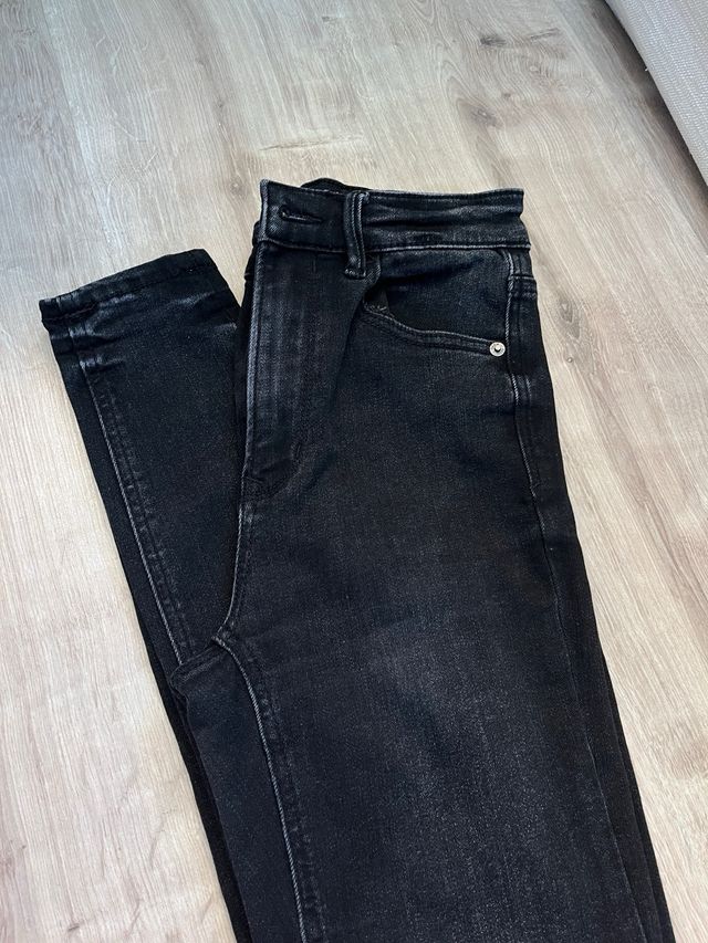 Pantalón negro Stradivarius
