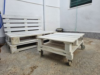 Sofa de palet y cojines hecho a mano.