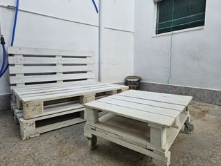 Sofa de palet y cojines hecho a mano.