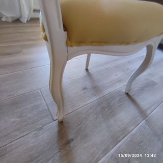 Silla descalzadora isabelina de madera maciza .