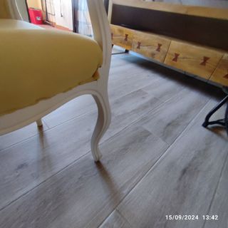 Silla descalzadora isabelina de madera maciza .