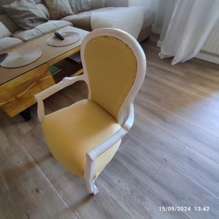 Silla descalzadora isabelina de madera maciza .