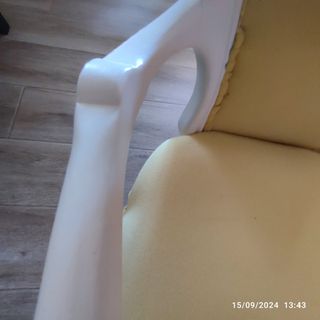 Silla descalzadora isabelina de madera maciza .