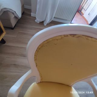 Silla descalzadora isabelina de madera maciza .