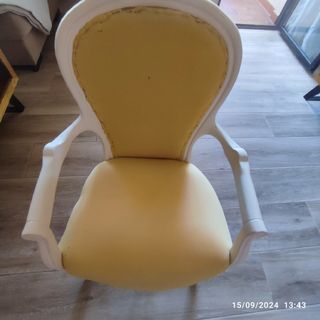 Silla descalzadora isabelina de madera maciza .