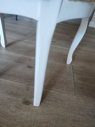 Silla descalzadora isabelina de madera maciza .