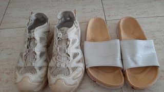 Zapatos Salomon y chanclas