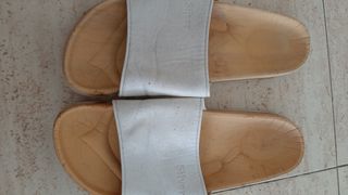 Zapatos Salomon y chanclas