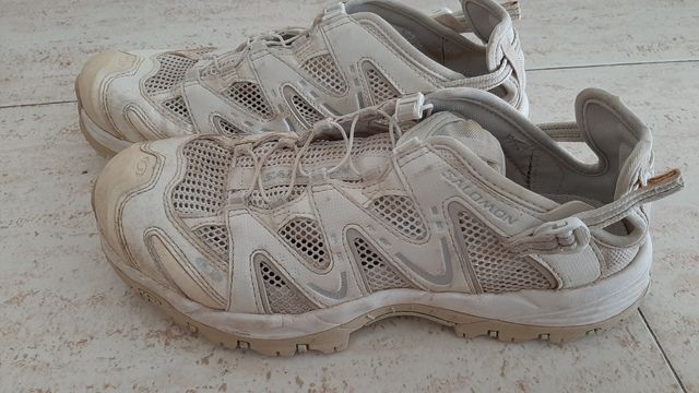 Zapatos Salomon y chanclas