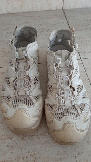 Zapatos Salomon y chanclas
