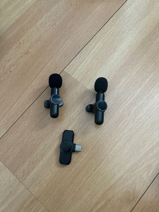 Par de microfonos inalámbricos.