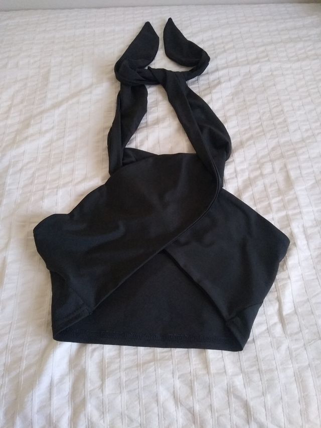 Top múltiple negro nudos