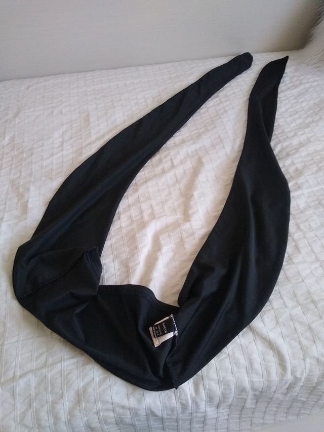 Top múltiple negro nudos