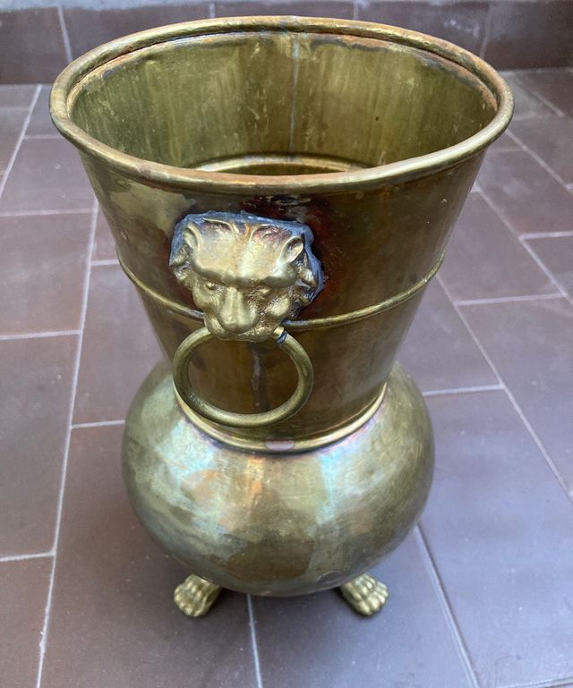 Jarrón de bronce muy decorativo