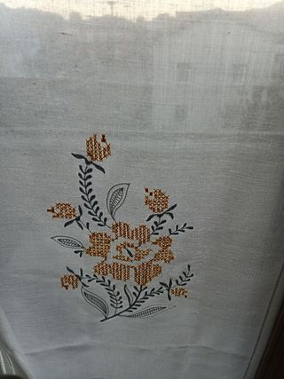 Due tende a vetro nuove ( con ricamo )