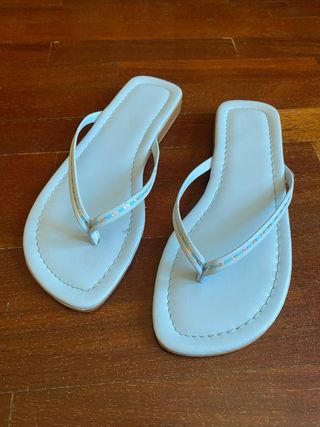 Sandalias planas de dedo. Precio negociable