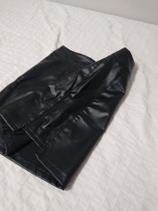 Falda negra de cuero