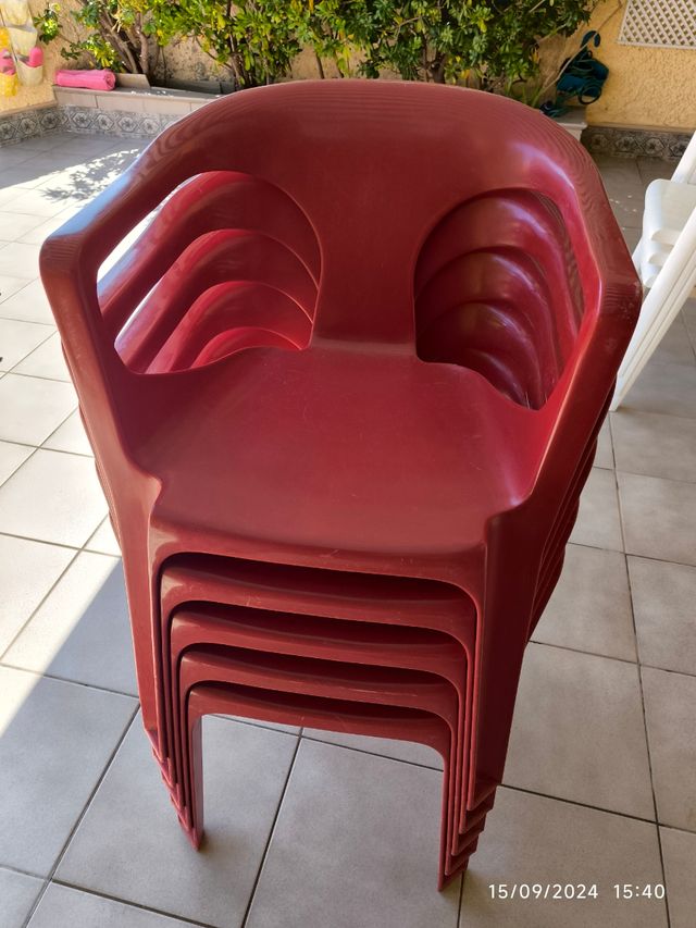 Sillas rojas de PVC de exterior en La Manga