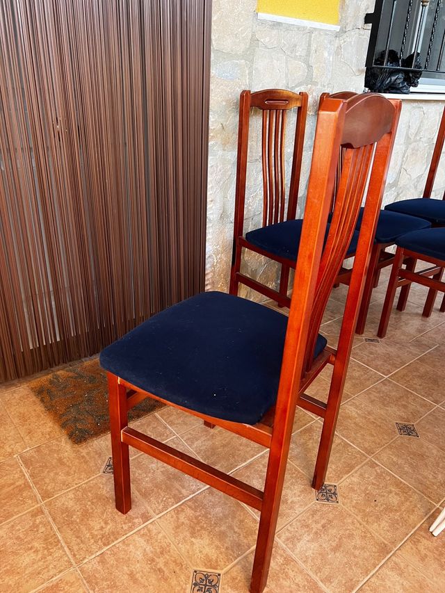 Sillas de madera 6uni.