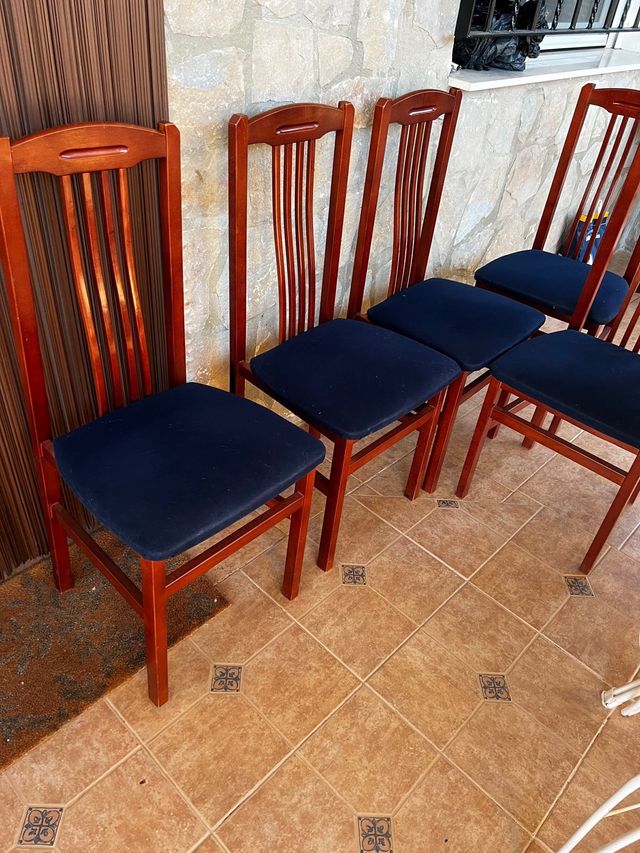 Sillas de madera 6uni.