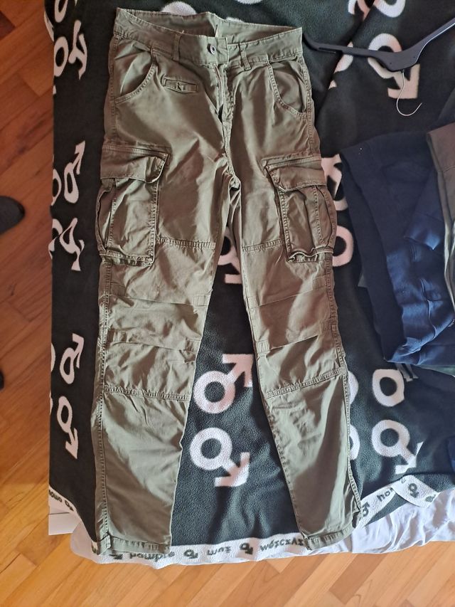 Pantaloni cargo verde militare
