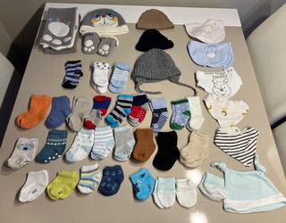 Lote de invierno gorro,bufanda,calcetines,babero