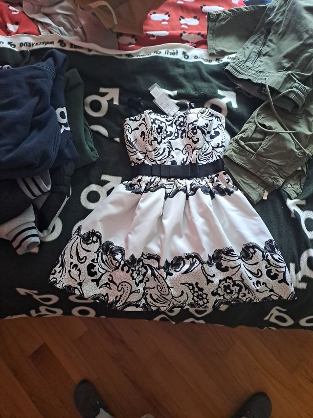 Vestito con fiori neri