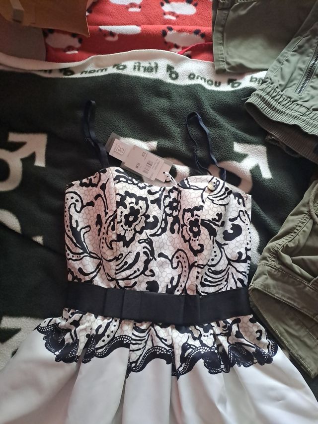 Vestito con fiori neri