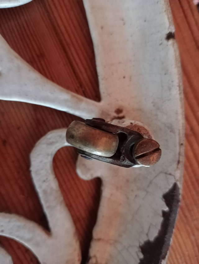 Salvamanteles antiguo de hierro con ruedecillas