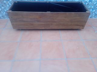 Jardinera de madera con  ruedas